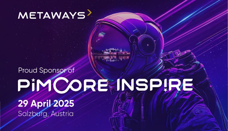 Zwei Männer stehen auf einer Bühne, hinter ihnen ist eine Grafik auf der Leinwand mit dem Thema des Vortrags "Let's talk about (our) PaaS for Pimcore"